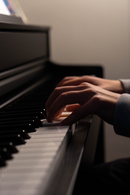 Zwei Hände spielen Klavier