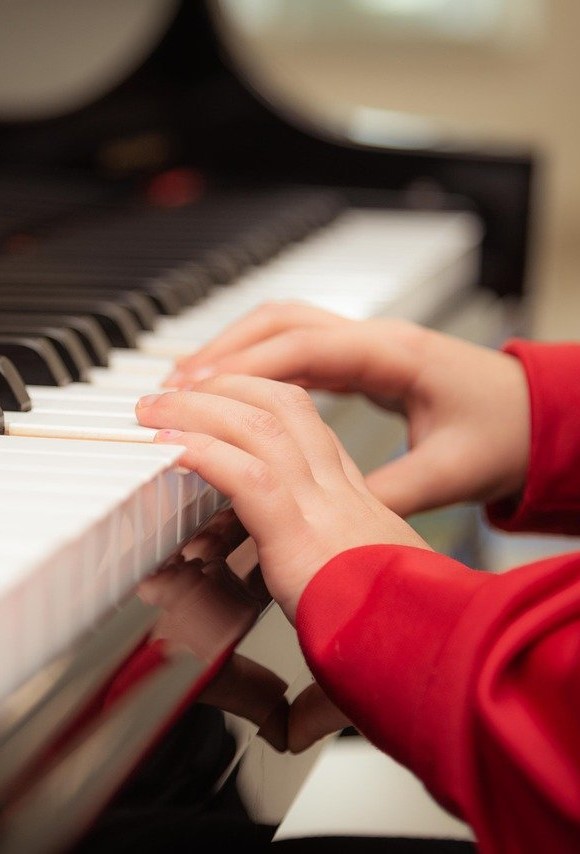 Kinderhände spielen Klavier