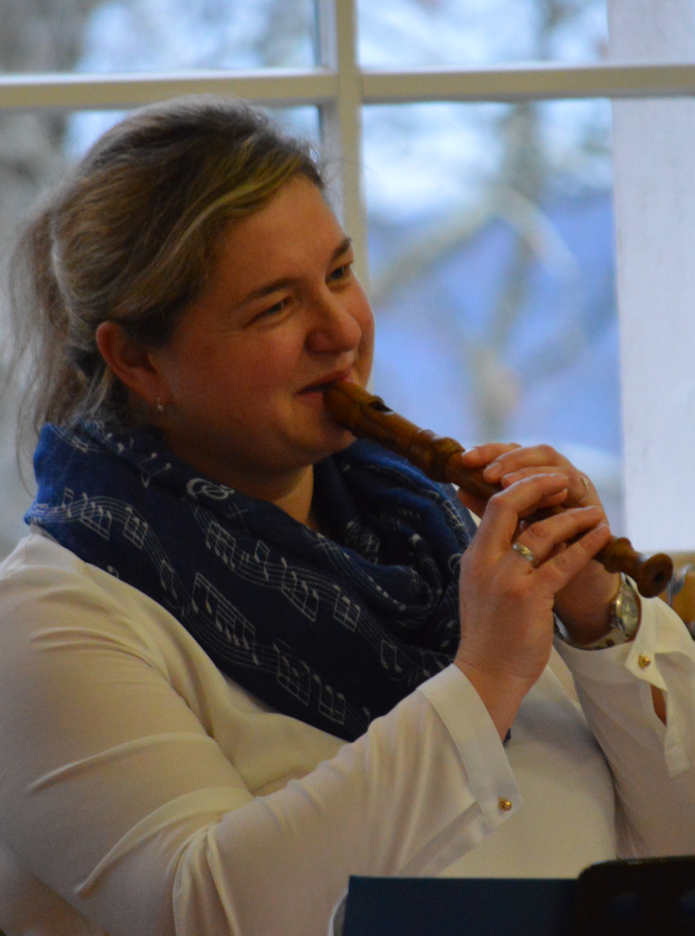 Annekatrin Weiß spielt die Blockflöte