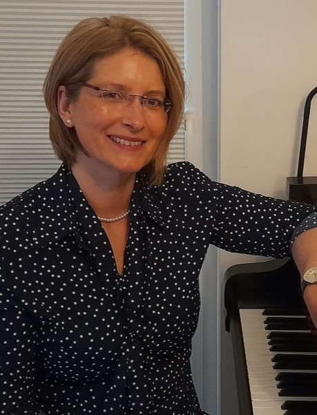 Annette Katschinski am Klavier